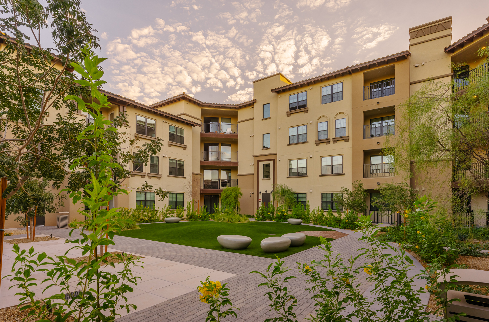 Landscaped courtyard lawn with sculptural stone seating at Manor Scottsdale in North Scottsdale, AZ